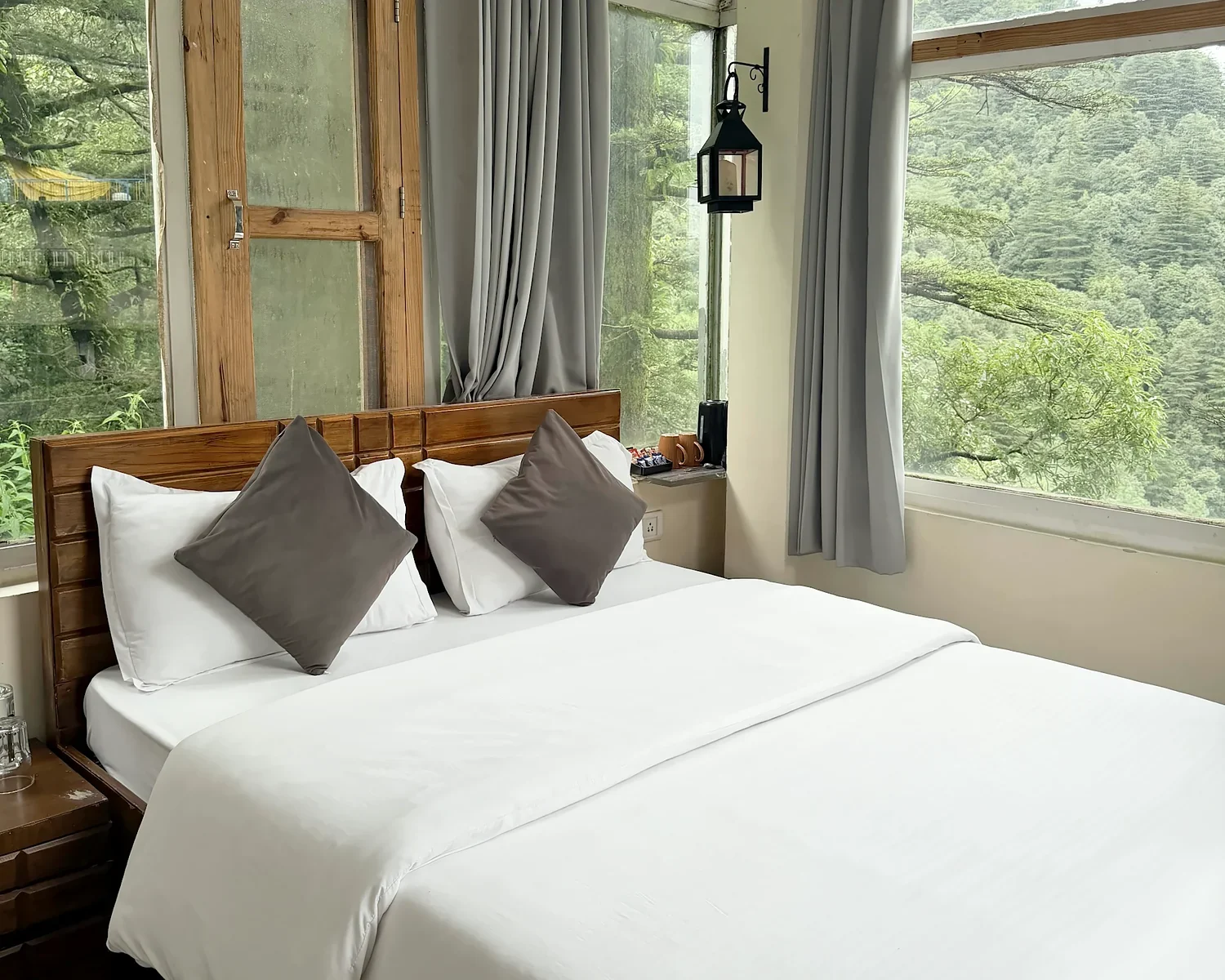 Panoramic Cabin bed with wraparound forest windows